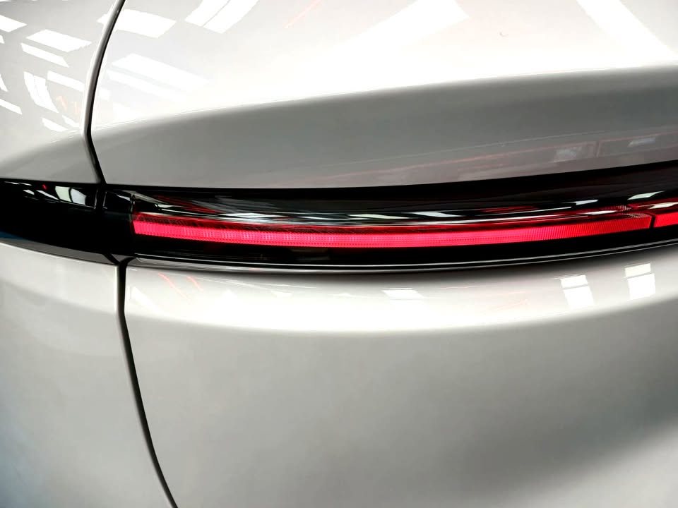 Tail lamp strip and rear quarter of the white Zeekr 7X.