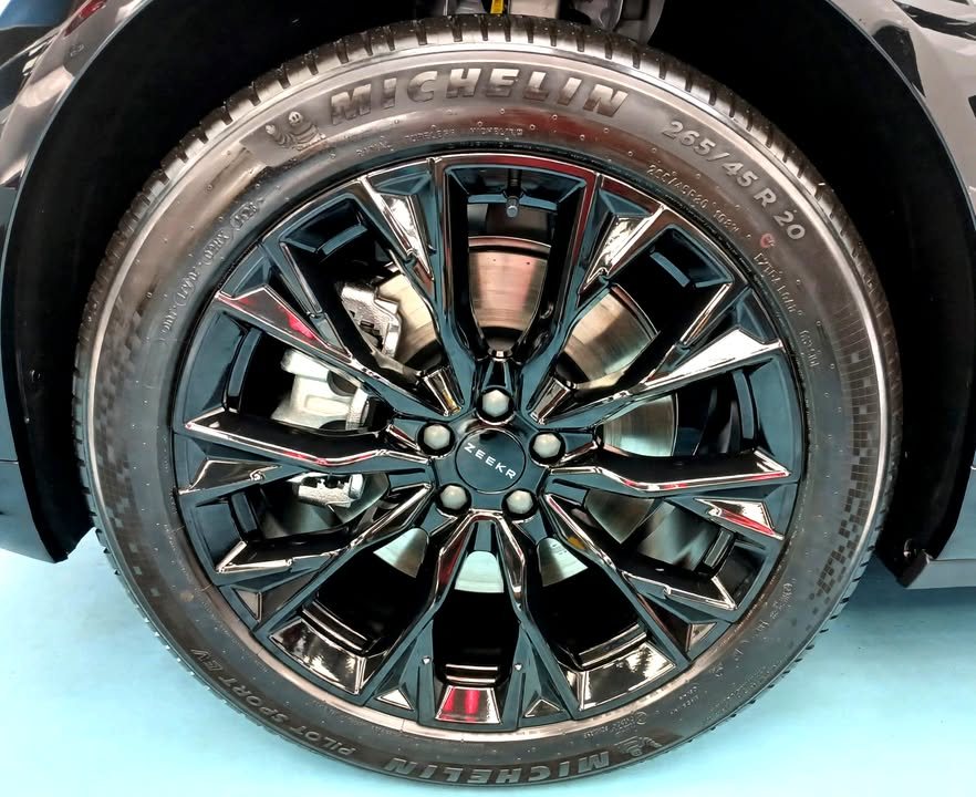 Black multi-spoke wheel with a Michelin tyre on the Zeekr 7X.