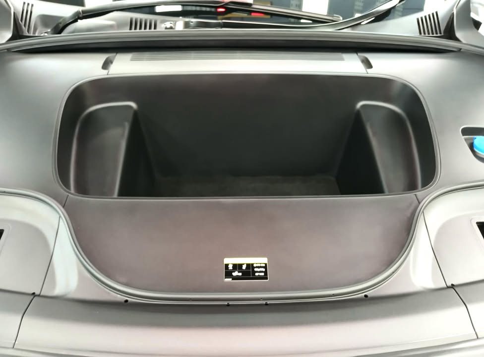 Clean front trunk of the Zeekr 7X.