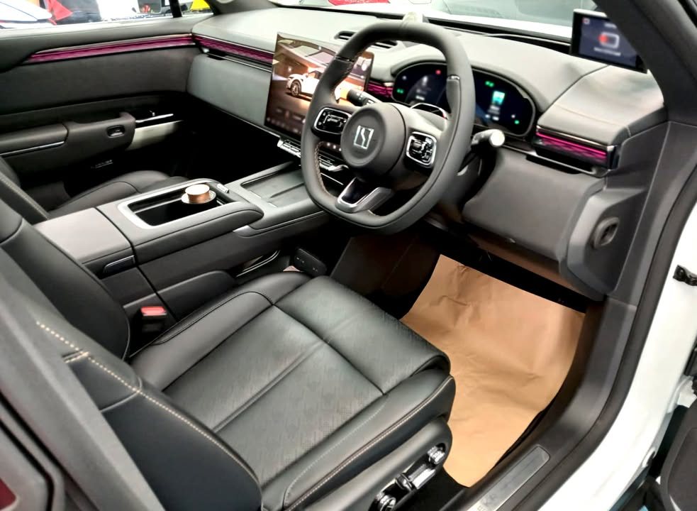Driver's seat, steering wheel and screens inside the Zeekr 7X.