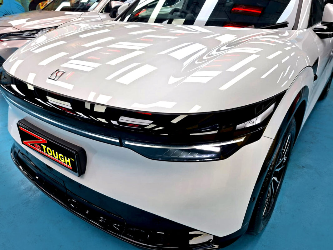 The Zeekr 7X's coated paintwork under workshop lighting.