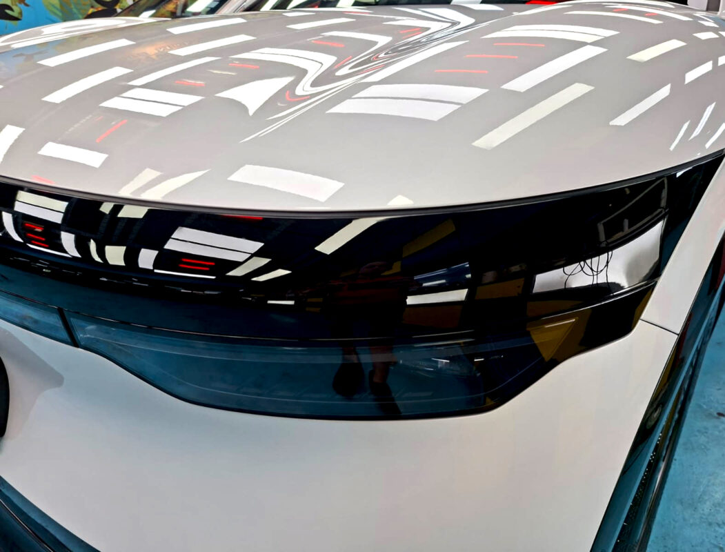 Glossy bodywork of the Zeekr 7X after coating.
