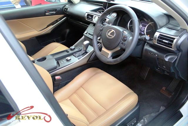 Lexus IS200 - interior