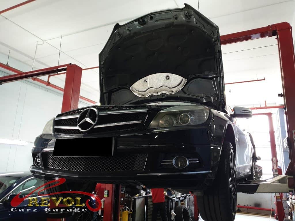 Mercedes-Benz CS 7: C180 With Engine Oil Leak Traces